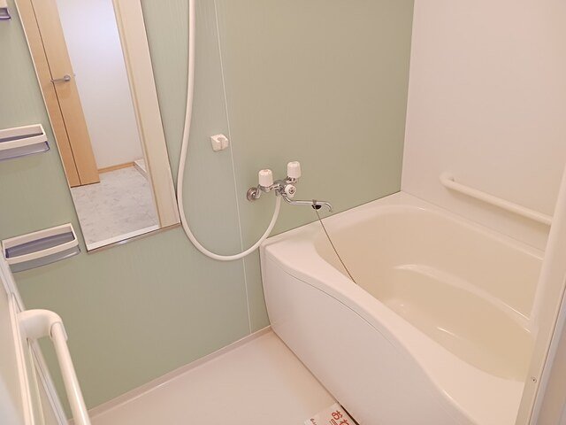 バス・シャワールーム　落ち着いた空間のお風呂です