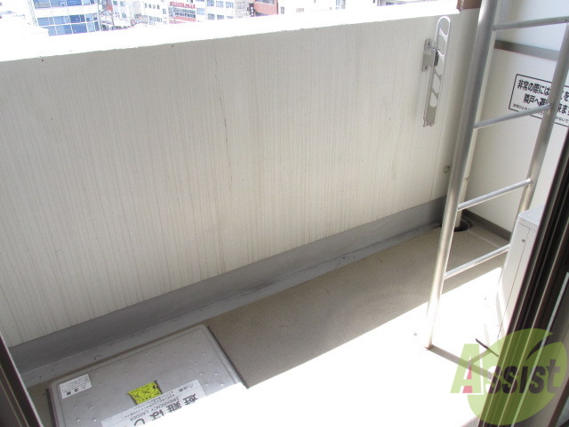 バルコニー　ゆったり使いやすい広さです。洗濯物も干しやすいですね。