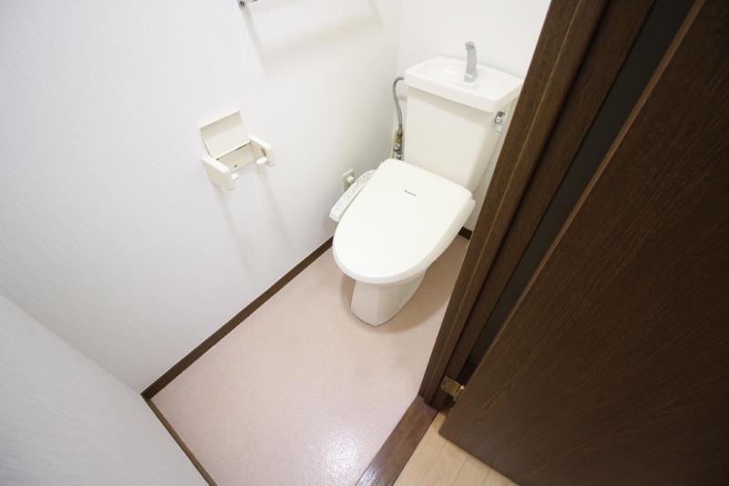 トイレ　快適な温水洗浄便座付きトイレ