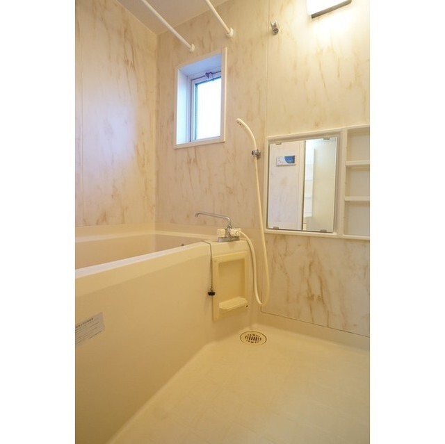 バス・シャワールーム　追焚機能付きで便利なバスルームです♪