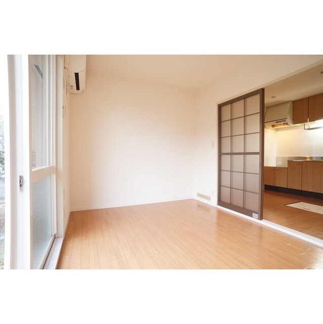 居室・リビング　リビングになる洋室はエアコン付き♪