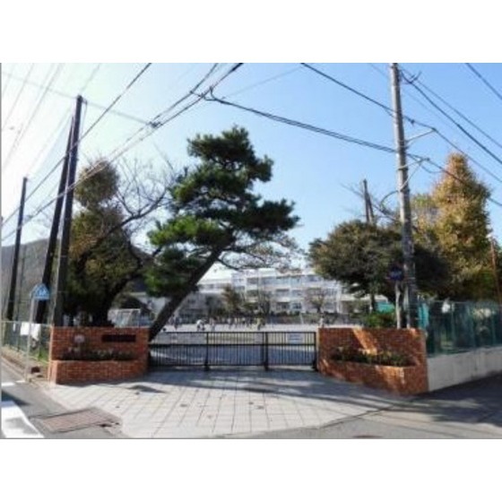 小学校　横浜市立釜利谷小学校（小学校）まで584m
