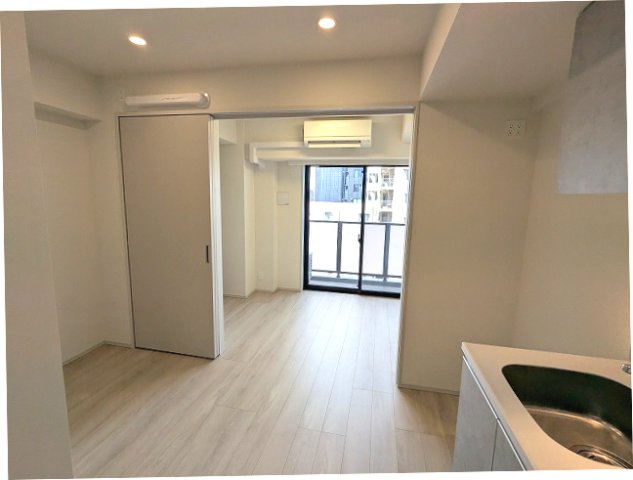 居室・リビング　DKにダウンライト、洋室にエアコン・照明付き