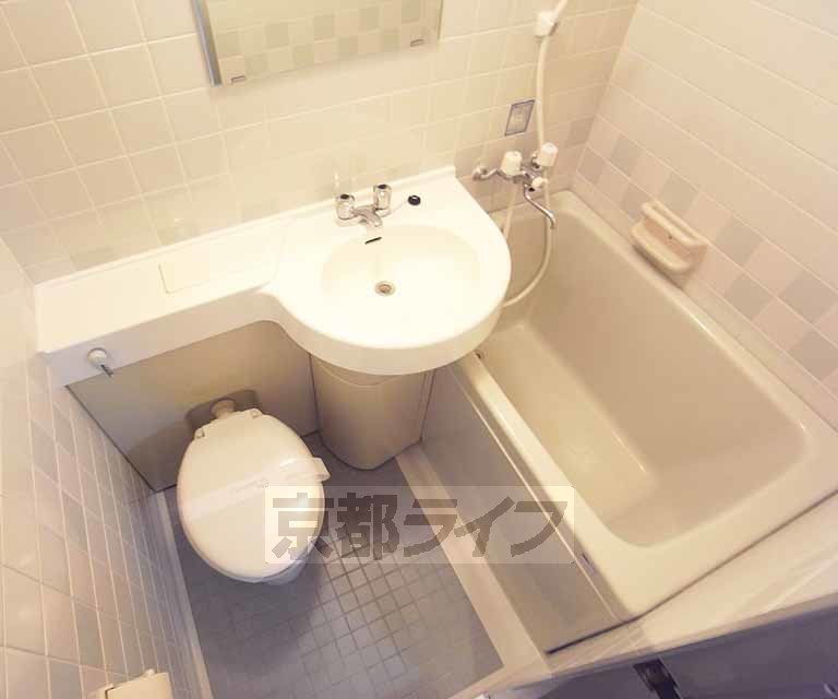 バス・シャワールーム　三点ユニットバスです。