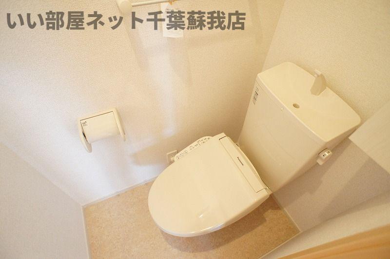 トイレ　落ち着いた色調のトイレです