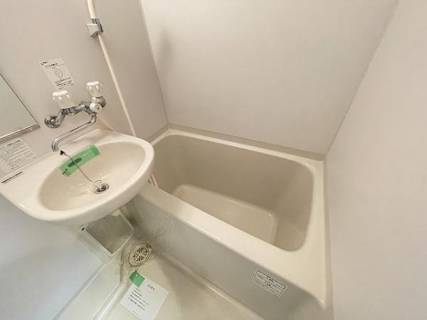 バス・シャワールーム　洗面台付き浴槽！