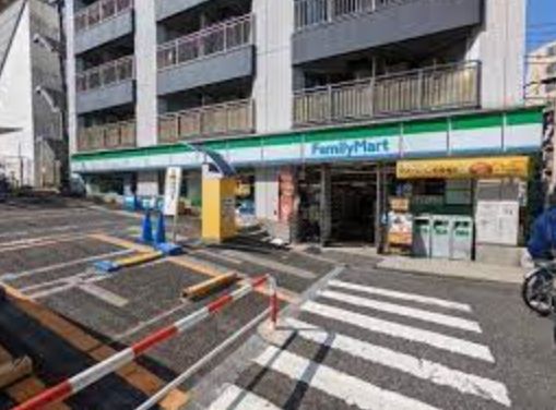 コンビニ　ファミリーマート牛込柳町駅前店（コンビニ）まで392m