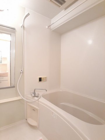 バス・シャワールーム　コンパクトで使いやすいお風呂です