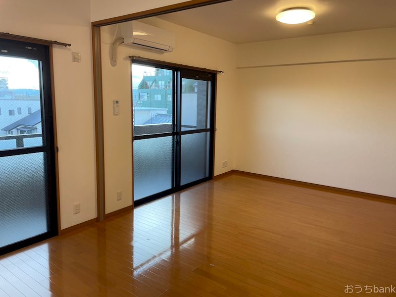 居室・リビング　窓から陽が差し込む明るいリビング♪