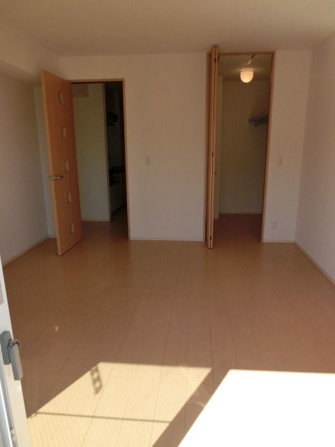 居室・リビング　バルコニーから見た居室