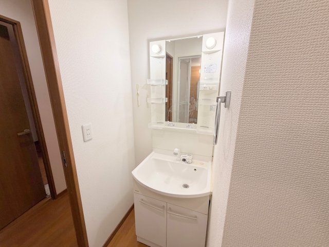 洗面設備　身支度が出来る独立洗面台です。