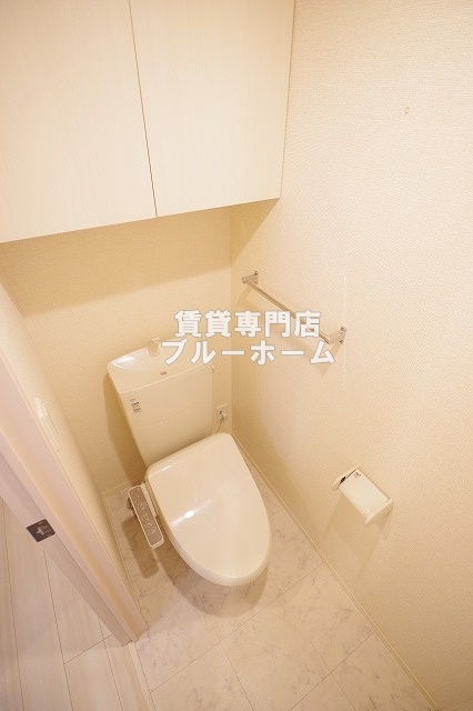 トイレ　温水洗浄便座付きのトイレです！収納棚付き！