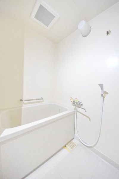 バス・シャワールーム　同じ間取りの別部屋参考写真でございます。