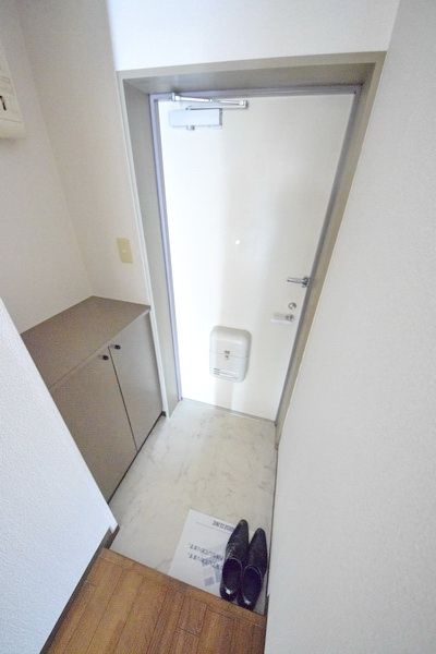 玄関　同じ間取りの別部屋参考写真でございます。