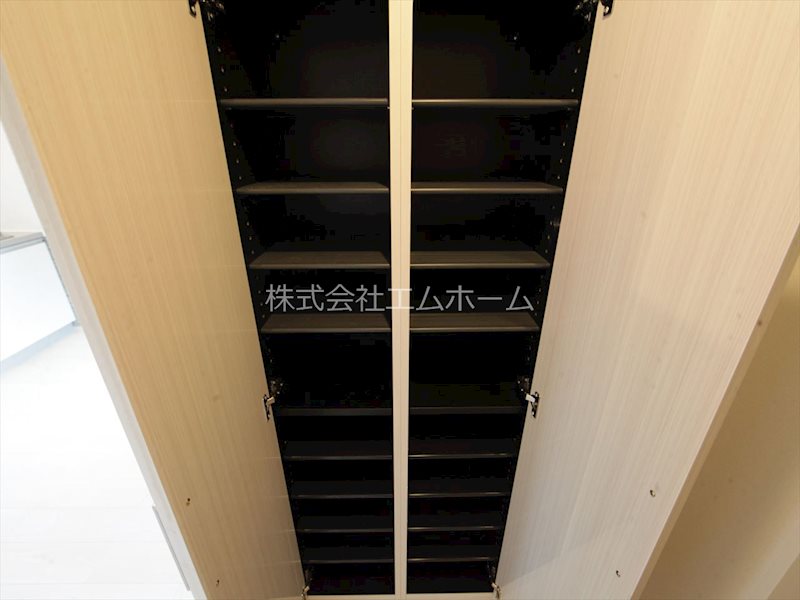 玄関　玄関　シューズボックス付（収納充実してます）