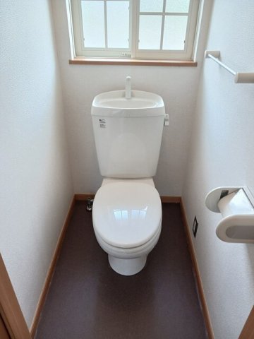 トイレ　落ち着いた色調のトイレです