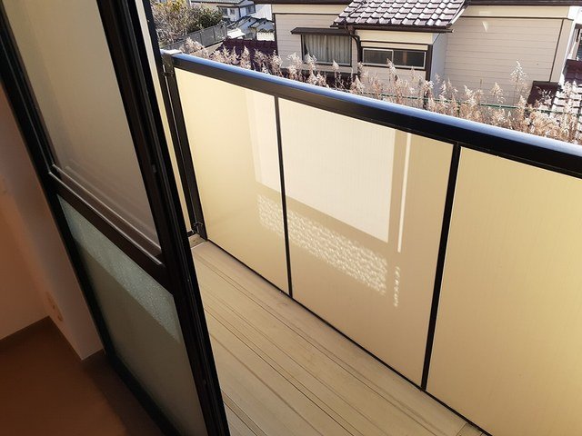 バルコニー　暖かな日差しのふりそそぐバルコニー