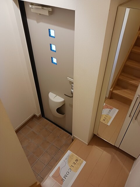 玄関　※写真は別号室のものですので現状優先とさせていただきます