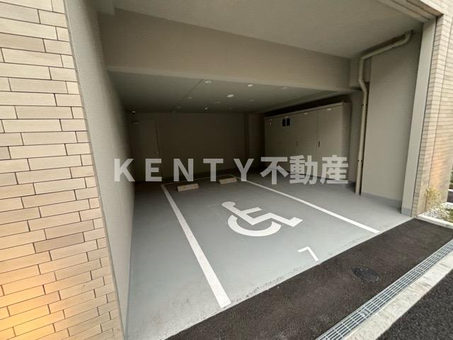 駐車場　駐車場があるので、車を買う予定の方も安心です