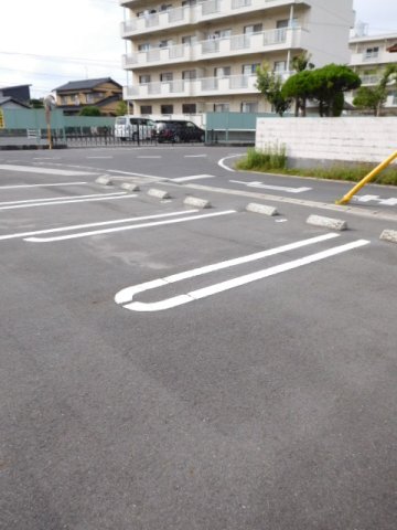 駐車場　駐車場があるので、車を買う予定の方も安心です