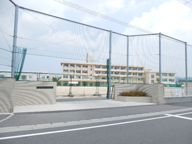 中学校　岡山市立東山中学校（中学校）まで488m