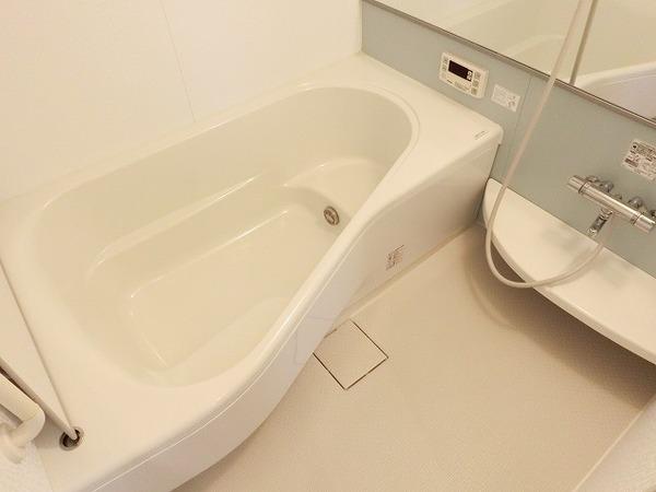 バス・シャワールーム　浴室乾燥機、追焚機能付の広々バスルーム！