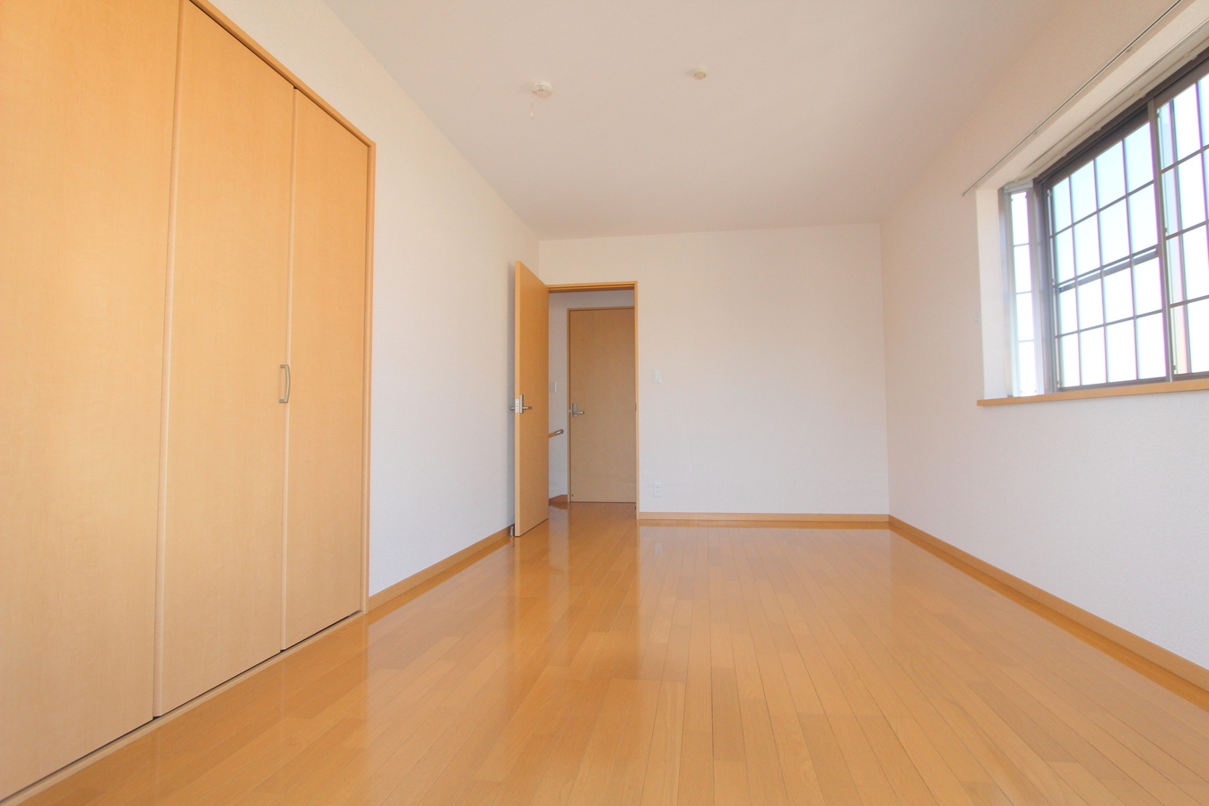 居室・リビング　☆二面採光で明るいお部屋です☆