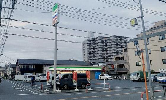 コンビニ　ファミリーマート戸田公園店（コンビニ）まで210m