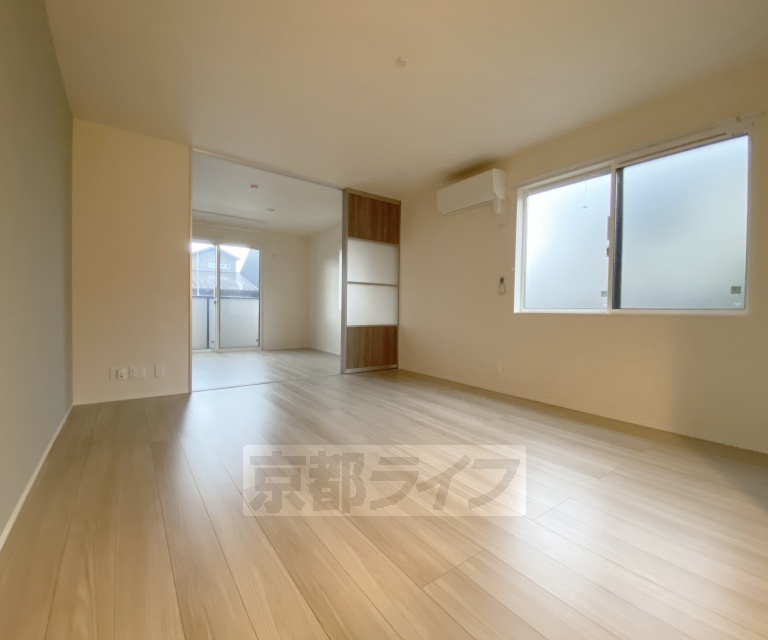 居室・リビング　角部屋で窓が多く風通しが良いです。シャッター付きの窓に...