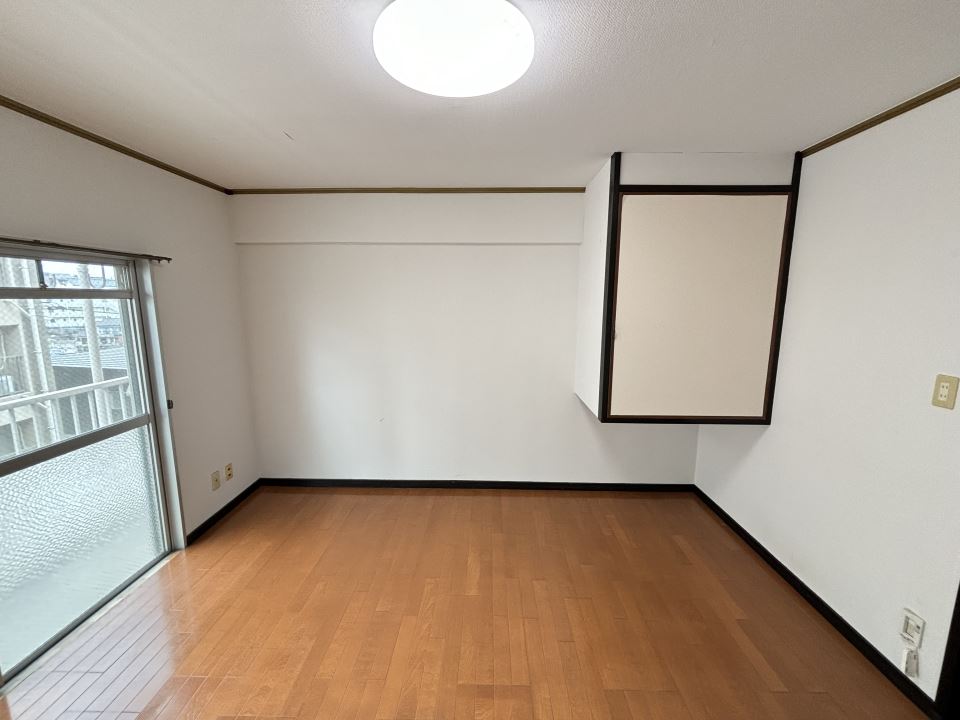 居室・リビング　居室入り口がアーチ状になってます