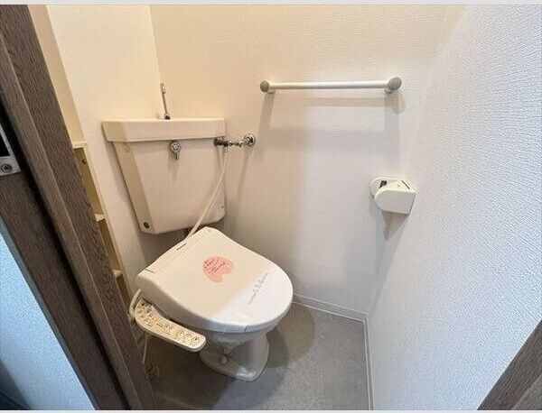 トイレ　※写真は３階同号室です。