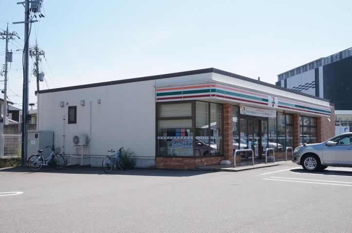 コンビニ　セブンイレブン（コンビニ）まで162m