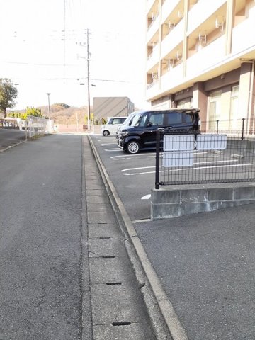 駐車場　駐車場があるので、車を買う予定の方も安心です