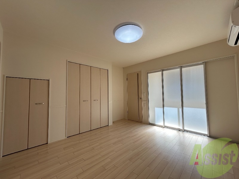 居室・リビング　８帖の洋室です。生活のメインとなる部屋ですね。