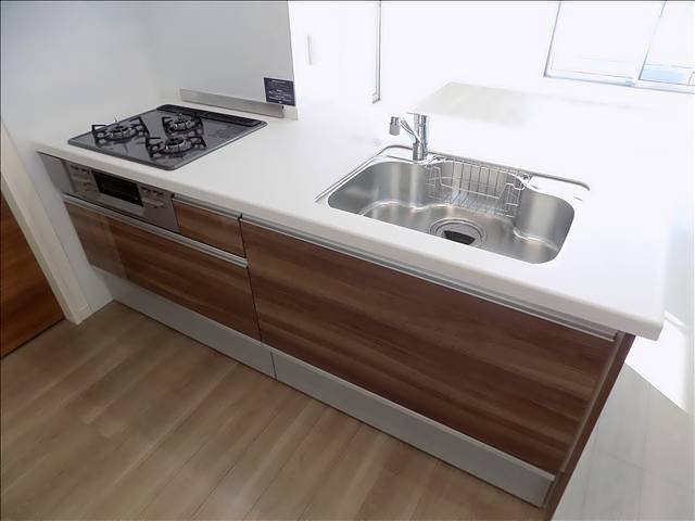 キッチン　３口コンロ完備