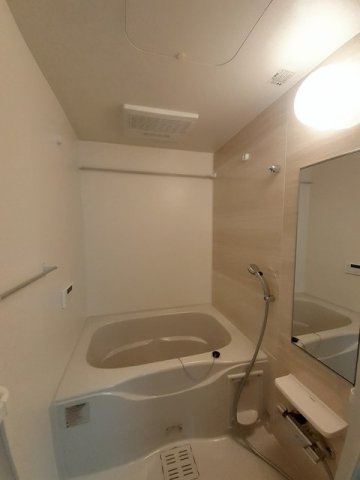 バス・シャワールーム　落ち着いた空間のお風呂です