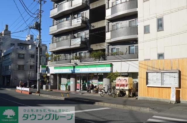 コンビニ　ファミリーマート（コンビニ）まで700m