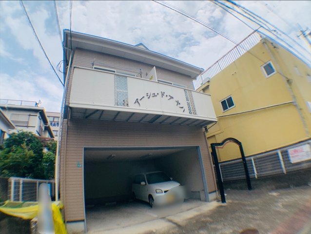 建物外観　敷地内に駐車場があります♪