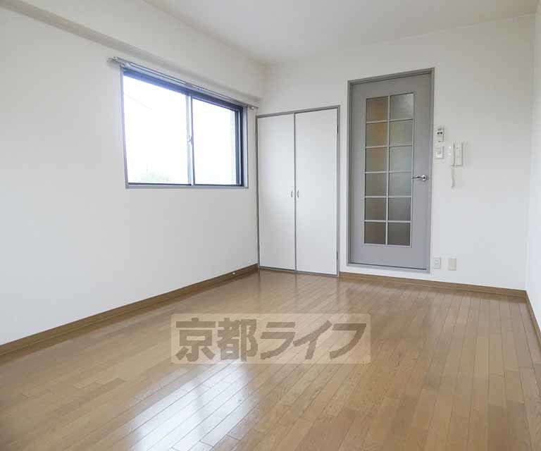 居室・リビング　落ち着いた雰囲気のお部屋です