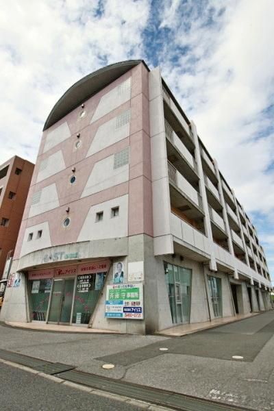 建物外観　スーパーやコンビニも近く、生活に便利な環境です