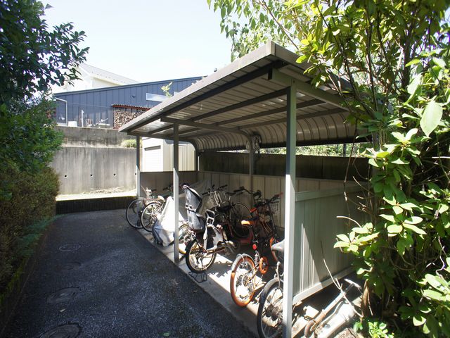 その他共有部分　屋根付きの駐輪場があります♪