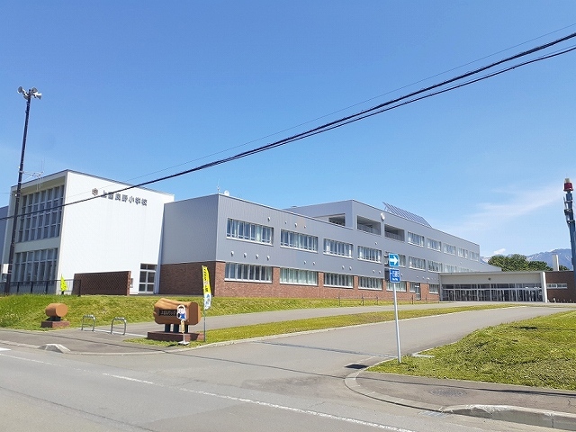 小学校　上富良野町立上富良野小学校（小学校）まで500m