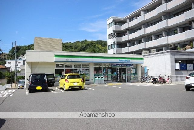コンビニ　ファミリーマート（コンビニ）まで989m