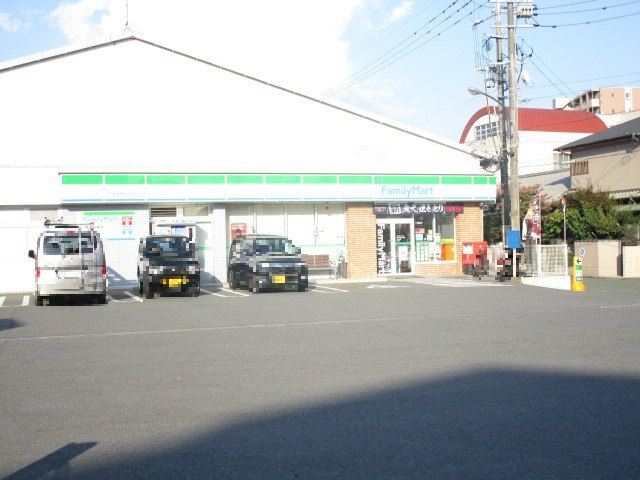 コンビニ　ファミリーマート熊本本荘店（コンビニ）まで100m