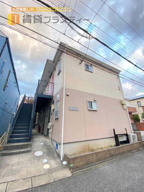 建物外観　柔らかいパステルカラーのアパートです