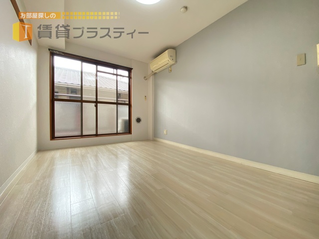 居室・リビング　白色基調の清潔感のあるお部屋です。