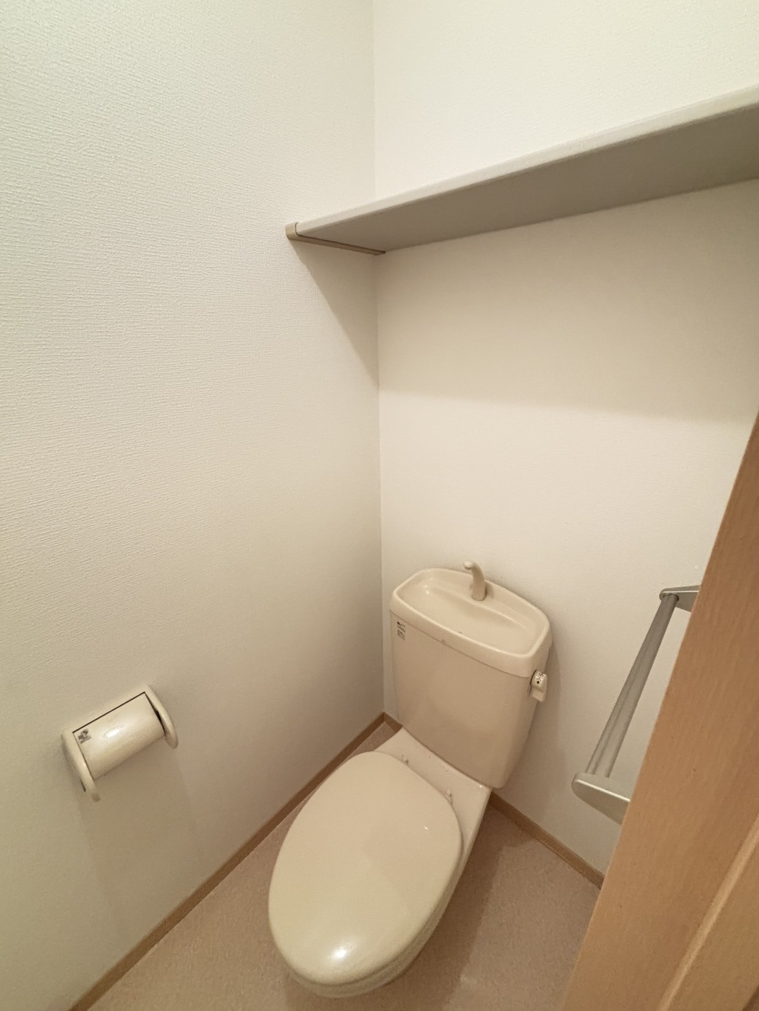 トイレ　※別の同タイプのお部屋になります。