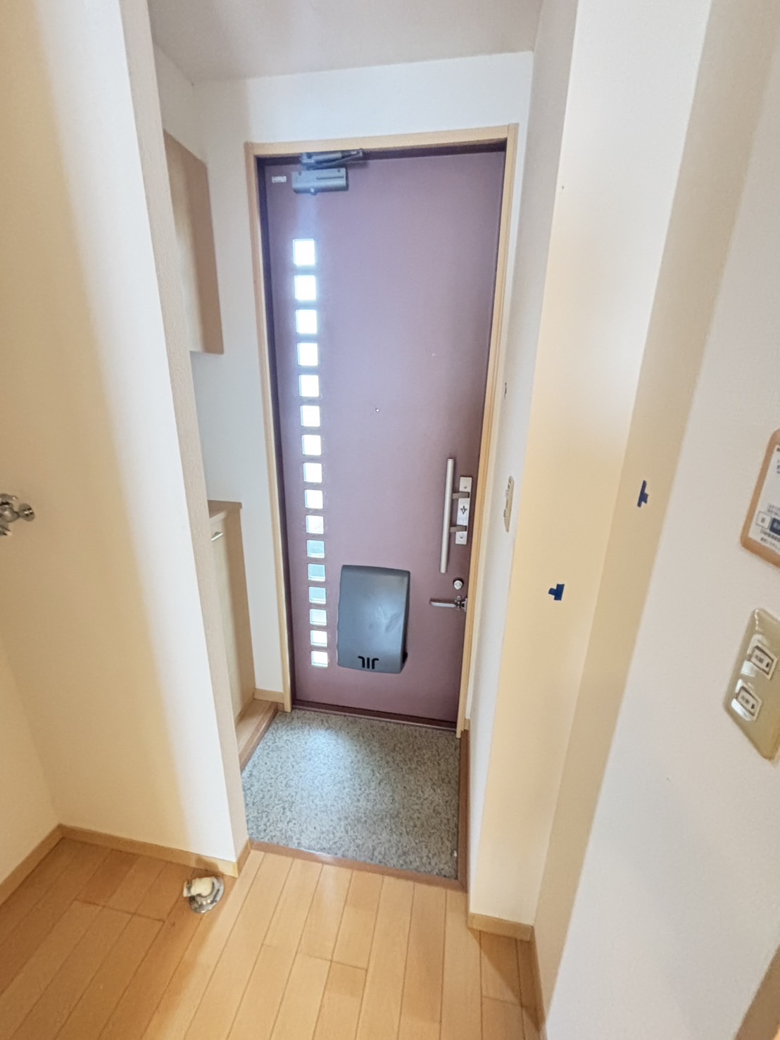 玄関　※別の同タイプのお部屋になります。