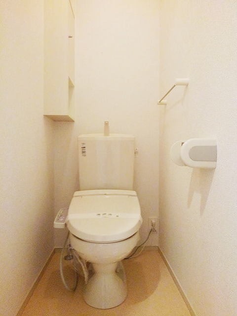 トイレ　温水洗浄便座です。