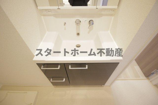 洗面設備　ゆったりとスペースのある洗面所